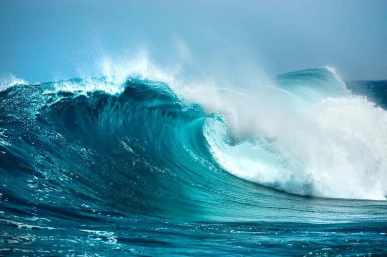 Dream of Waves (Spiritual Meanings & Interpretation)