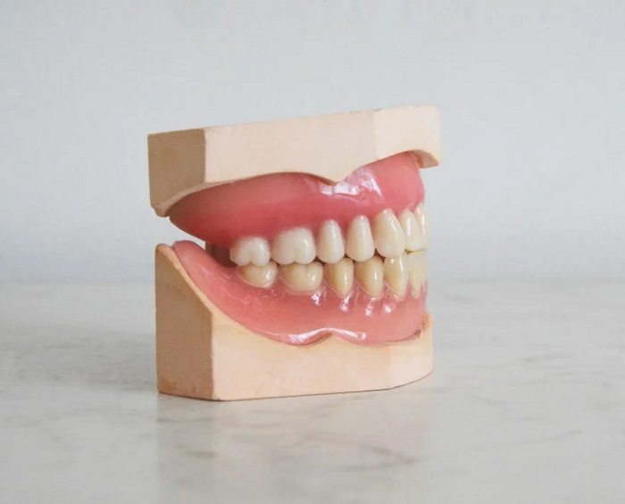 Dreaming of false teeth
